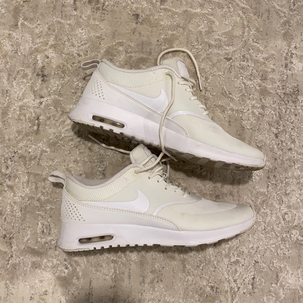 White Nikes size 8. Worn a few times. Sold as is
